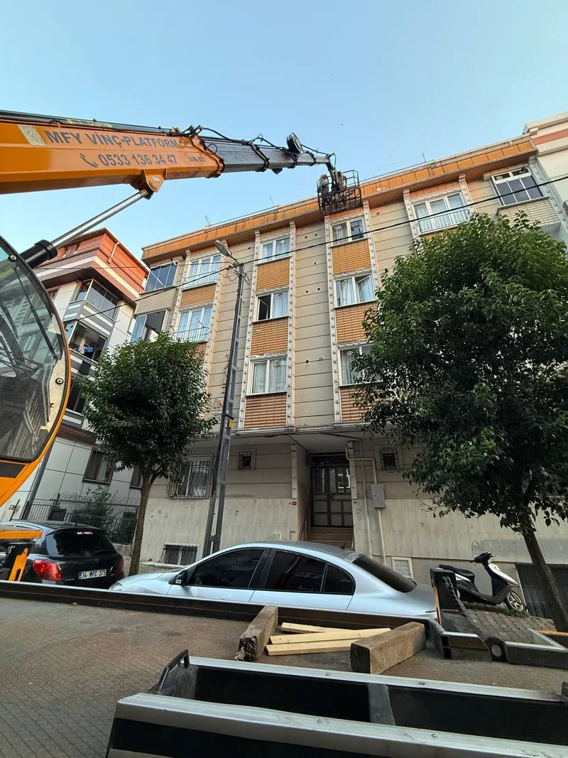 Sultangazi’de Sepetli Vinç ile Çatı ve Bina Üst Bölümü Çalışması